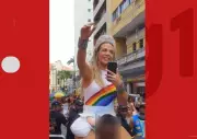 Carla Perez pede desculpas após polêmica por subir em ombros de segurança negro no Carnaval