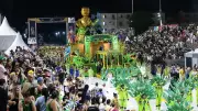 Carnaval 2026 em Santos: Unidos dos Morros aborda jogo do bicho em desfile vibrante