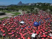 Carnaval do Rio 2026: Superlotação e ambulantes interrompem desfiles históricos