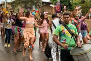 Carnaval em Fernando de Noronha celebra diversão e respeito com blocos e shows