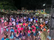Carnaval em Peçanha: Amigas Fantasiadas e Família com Bebê Marcam Primeira Noite de Folia