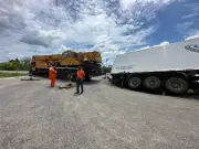 Carreta com 25 toneladas de melão tomba na BR-304 em Mossoró após manobra evasiva