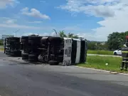 Carreta com engradados de cerveja tomba e interdita acesso à Jaguariúna na SP-340