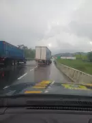 Carreta dá 'L' e interdita parcialmente a Via Dutra em Pinheiral após motorista perder controle