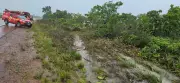 Carro capota na BR-210 em Macapá durante chuva forte; duas pessoas são socorridas
