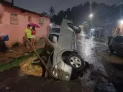 Carro com três ocupantes despenca em cratera em rua de Manaus; moradores protestam