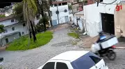 Carro é engolido por cratera após rompimento de adutora em Governador Valadares