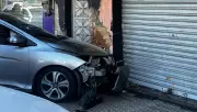 Carro invade calçada e colide com muro em Volta Redonda, sem feridos registrados