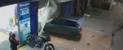 Carro invade loja e destrói vitrine no Centro de Araruama, na Região dos Lagos
