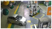 Carro invade posto e derruba bomba de combustível em São Paulo na madrugada