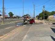 Carro pega fogo em avenida movimentada de Boa Vista; motorista de 19 anos sai ileso