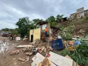 Casa desaba após fortes chuvas em Porto da Folha, Sergipe, e família é assistida