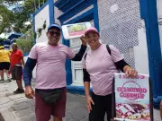Casal inova no Carnaval de Olinda com promoção de geladinhos: 'É 3 por R$ 10!'