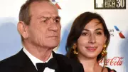 Causa da morte de Victoria Jones, filha de Tommy Lee Jones, é divulgada como overdose acidental