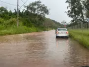 Chuva intensa alaga ruas e avenidas em Juiz de Fora, com alerta de temporal renovado