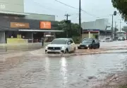 Chuva intensa alaga ruas em Araguaína e morador usa moto aquática; alerta continua