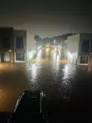 Chuva intensa de 115 mm faz lago transbordar e alaga casas em condomínio de Paulínia