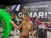 Cintia Dicker desafia proibição e usa vape durante desfile do Salgueiro no Carnaval