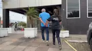 Cirurgião plástico de 73 anos é preso por suspeita de abuso de adolescente em hospital público de Canoas