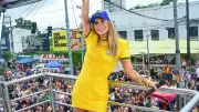 Claudia Leitte rebate gestos obscenos de folião em bloco de Carnaval de João Pessoa