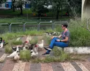 Comerciante viraliza com vídeos bem-humorados para denunciar falta de manutenção em São Carlos