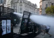 Confrontos em Buenos Aires durante protestos contra reforma trabalhista de Milei
