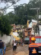Corrente de voluntários auxilia bombeiros em buscas por desaparecido em Juiz de Fora