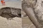 Cratera expõe tubulação de esgoto em praia de Praia Grande, SP