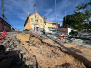 Cratera se abre após rompimento de tubulação no bairro das Rocas em Natal