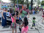 Crianças e idosos celebram Carnaval inclusivo em baile especial na Praça da Revolução de Rio Branco