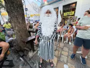 Criatividade no Carnaval do Recife: Moisés improvisado e ventilador sem fio roubam a cena