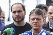 Crise entre bolsonaristas e Tarcísio em SP: resistência a André do Prado como vice