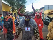 Desfile de máscaras assustadoras encerra Carnaval centenário em Leme com tradição imigrante