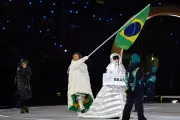 Detalhe surpresa no uniforme dos porta-bandeiras do Brasil na Olimpíada de Inverno