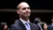 Eduardo Bolsonaro usa rede internacional para promover pré-candidatura do irmão Flávio