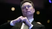 Elon Musk propõe base lunar para fabricar satélites de IA e catapulta espacial
