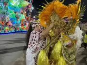 Emoção e cansaço marcam dispersão após desfiles do Carnaval de São Paulo
