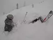 Esquiadores realizam resgate heroico de homem soterrado por neve na Califórnia