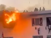 Estudantes caem de prédio em chamas durante protestos na universidade do Senegal