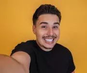 Ex-BBB Pedro Espíndola é indiciado por importunação sexual após tentativa de beijo forçado no reality