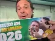 Ex-ministro de Bolsonaro distribui adesivos pró-Flávio em sábado de Carnaval