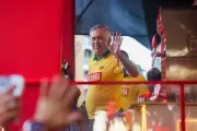 É #FAKE: Imagem de Ancelotti em beijo triplo no carnaval foi criada por IA do Google