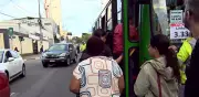 Falta de ônibus com porta à esquerda obriga passageiros a embarcar no meio da pista em Campinas