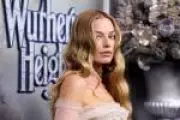 Figurinos de Margot Robbie em 'O Morro dos Ventos Uivantes' Geram Polêmica e Debate Cultural