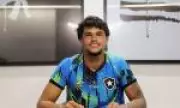 Filho de Eliza Samúdio assina primeiro contrato profissional com o Botafogo