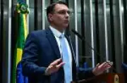 Flávio Bolsonaro busca acalmar bancada bolsonarista em reunião estratégica sobre eleições