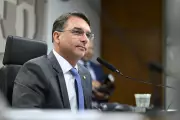 Flávio Bolsonaro busca apoio financeiro em evento do BTG e sinaliza corte de impostos