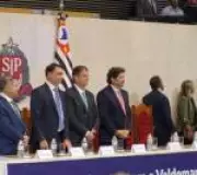 Flávio Bolsonaro e Tarcísio de Freitas elogiam André do Prado em homenagem a Valdemar Costa Neto