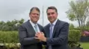 Flávio Bolsonaro e Tarcísio selam aliança em encontro histórico em São Paulo