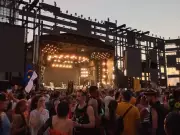 Foliões desafiam chuva e estendem carnaval até o amanhecer no Marco Zero do Recife